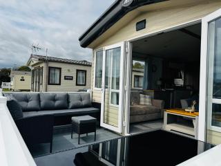 Cosy 2 bed in Dovercourt Holiday Park -Sleeps 6 - 8