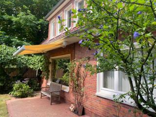 Haus, idyllischer Garten, Doppel-Garage - 0