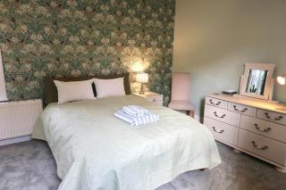 Cosy 3 Bed Home, Holywell Green - 8