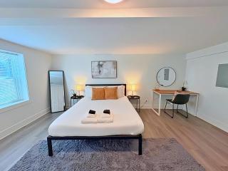 Stylish 1BR with Laundry In-unit - Aberdeen G - 3