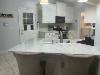 Spacious King Suite Home With Serene Patio - 7