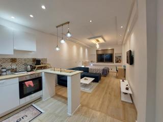 Cosy studio Steps to Shore and Tramway - 0