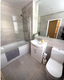 Spacious 2-Bed St Helens, Free Parking, 1min to Carr Mill Dam - Saint Helens - 0