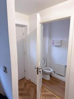 Modern Home with Private Garden and Car Park in Manchester - 6