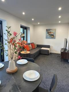 Bright & Spacious Apartment with large balcony and free parking - 4