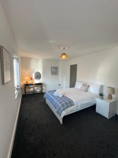 Bright & Spacious Apartment with large balcony and free parking - 5