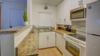 Vibrant Modern Escape Walk to Dining Near Beach - 7