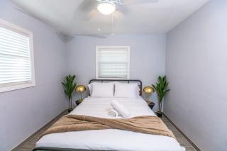 Trendy Home by Jet Skis Parks & Art Hotspots - 5