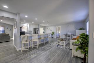 Family Fun Ping Pong BBQ Walk to Park Nearby - 0