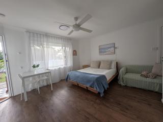 10 min walk to beach & cafes and a quiet private garden - 7