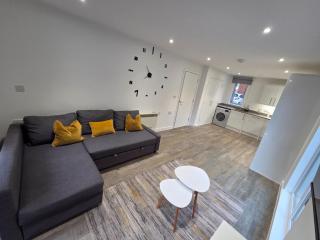 City Haven, Luxury 2-Bed, 2-Bath City Centre Flat with Gym & Garden - Steps from Cruise Terminal - 0