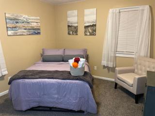 Cozy Haven Home Away from Home - Ames - 1