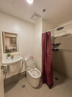 Cozy Condo in Mandaluyong with Balcony, Pool &Netflix - 5