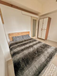 Cozy Condo in Mandaluyong with Balcony, Pool &Netflix - 3