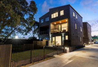 Biggest 2 bed in Pt Chevalier - 2