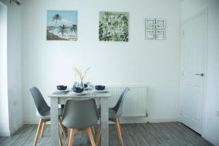 Spacious home for construction workers and families with parking spaces 2 and half bathroom& ensuite Free wifi - 3