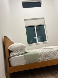 Cozy & Contemporary Stay - 6