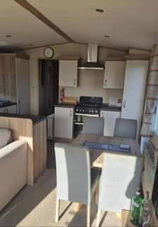 Cosy Caravan With Free Wifi At Broadland Sands Park, Suffolk Ref 20162Bs - Hopton on Sea - 6