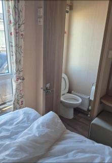 Cosy Caravan With Free Wifi At Broadland Sands Park, Suffolk Ref 20162Bs - Hopton on Sea - 2
