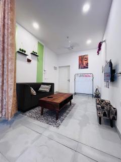 Cozy Studio by HoodSquare- NXone, 15 mins from Central Noida - 2