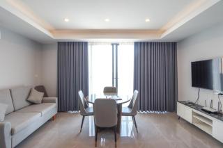 Modern Apartment with Rooftop Pool & Gym - 5