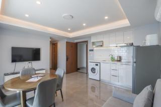 Modern Apartment with Rooftop Pool & Gym - 4