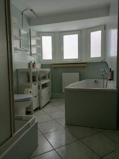 D-Quadrat FeWo "Doni" für Familien, Geschäftsreisende, Urlauber mit 3 Zimmern, Tageslichtbad, Südbalkon und Kingsize-Betten, max 6 Personen - 2