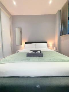 BRAND NEW - For 4 - 3min Heathrow Airport, Windsor Castle - 8