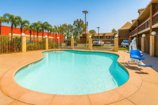 Super 8 by Wyndham Bakersfield South CA - 4