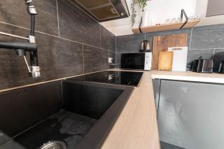 Harbour Pearl - AC & Breakfast - 3min Walk to Tram - 1