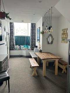 Cosy 2 Bedroom Coastal Retreat with Sea Views and a Private Indoor Hot Tub - 4