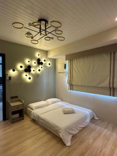 Amazing Sunrise View 2 Bed Room, QLED 65-Inch Samsung TV, Disney & Max, Max 5 Adult and 2 kids - Manila - 5