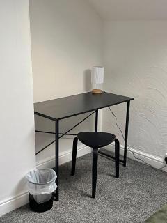 4-Bed Family House in Leeds with park view - Amley - 9