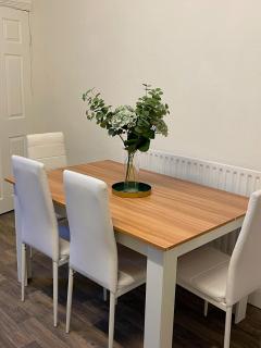 4-Bed Family House in Leeds with park view - Amley - 5