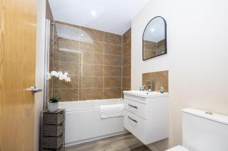Elegant One-Bedroom Apartment in Salford - Perfect for Business & Leisure By AV Hughes Properties - 1