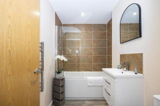 Elegant One-Bedroom Apartment in Salford - Perfect for Business & Leisure By AV Hughes Properties - 5