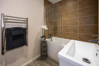 Elegant One-Bedroom Apartment in Salford - Perfect for Business & Leisure By AV Hughes Properties - Manchester - 9
