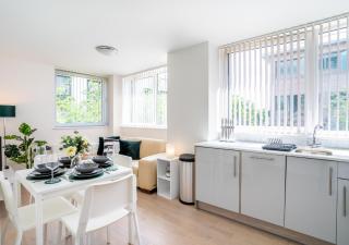Charming Two-Bedroom Apartment - Fast Wi-Fi, Central Location, Great for Business or leisure Travellers by AV Hughes Properties - 8
