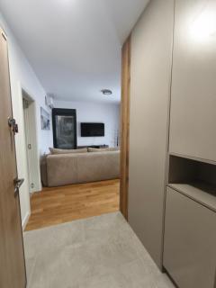 Bijela,dvosoban stan,sa dvoristem - Španjola - 3