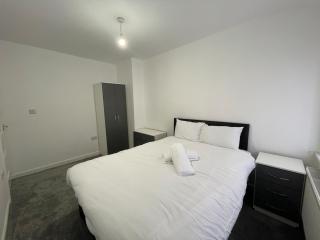 Modern 3 Bedroom House near M6 - 4