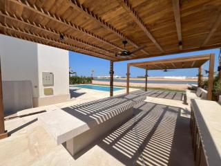 Chic 4-Bdr Villa in Cyan - 7