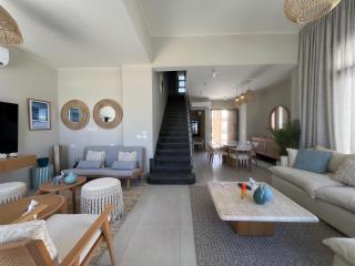 Chic 4-Bdr Villa in Cyan - 3