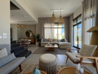 Chic 4-Bdr Villa in Cyan - 2