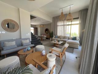 Chic 4-Bdr Villa in Cyan - 4