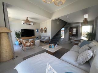 Chic 4-Bdr Villa in Cyan - 5