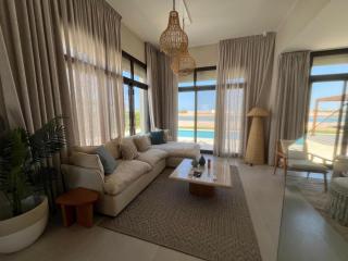 Chic 4-Bdr Villa in Cyan - 1