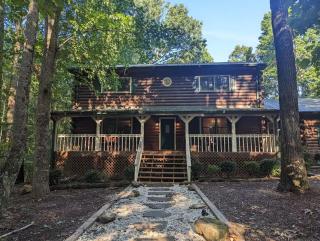 Cozy Cabin in Woods - 0