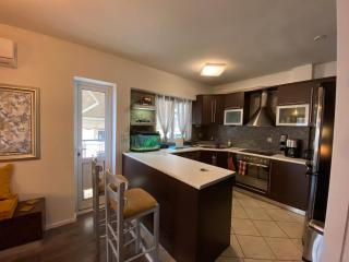 Top Floor Apt, View, 2BD, Parking - 2