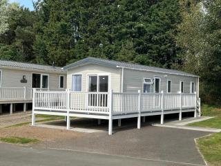 8 Guests - PetOK - Cayton Bay Coastal Retreat - 0