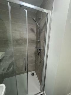 53 Stylish 4 Bed Home 2 Full 1 Half Bath Free Parking - 2